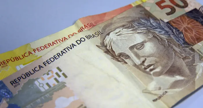 A Câmara dos Deputados aprovou projeto que amplia a faixa de isenção do Imposto de Renda para salários de até R$ 5 mil e reduz a cobrança para até R$ 7.350. Especialistas destacam impacto positivo no consumo, na renda das famílias e na economia.