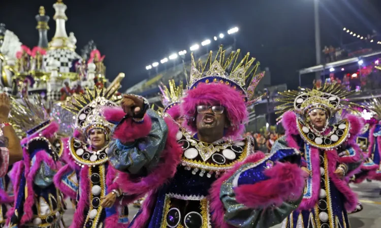 Ministério da Cultura incentiva escolas de samba a se tornarem pontos de cultura e anuncia capacitação e grupo permanente dedicado ao carnaval; recursos da Cultura Viva podem ser acessados.