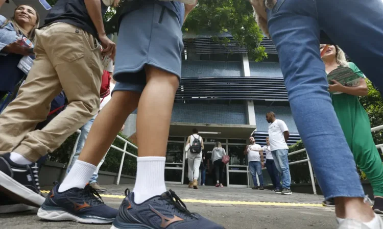 Neste domingo (5), 760 mil candidatos farão a prova da segunda edição do CNU, o “Enem dos Concursos”, com 3.652 vagas em órgãos federais. Confira horários, documentos e itens permitidos.