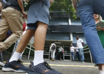 Neste domingo (5), 760 mil candidatos farão a prova da segunda edição do CNU, o “Enem dos Concursos”, com 3.652 vagas em órgãos federais. Confira horários, documentos e itens permitidos.