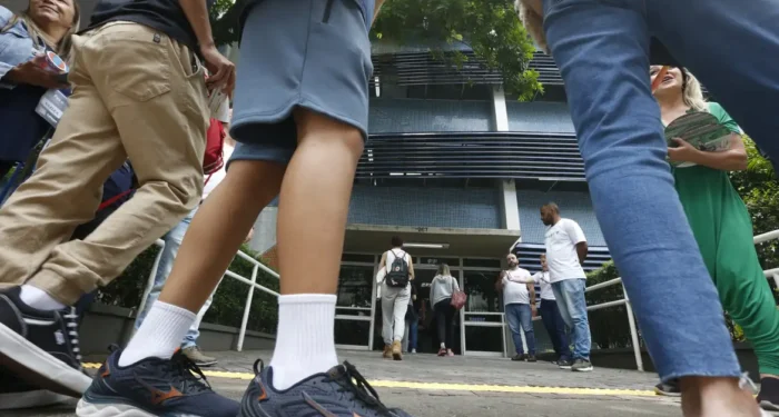 Neste domingo (5), 760 mil candidatos farão a prova da segunda edição do CNU, o “Enem dos Concursos”, com 3.652 vagas em órgãos federais. Confira horários, documentos e itens permitidos.
