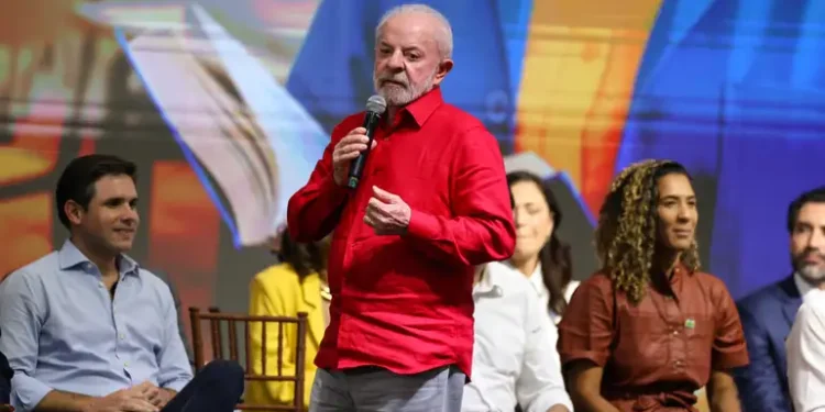Além da agenda diplomática, Lula participou no Rio de Janeiro de um evento em homenagem ao Dia dos Professores.