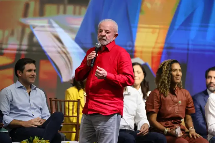 Além da agenda diplomática, Lula participou no Rio de Janeiro de um evento em homenagem ao Dia dos Professores.