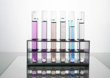O Conselho Federal de Química alerta que testes caseiros em bebidas suspeitas de conter metanol podem causar intoxicação. Denúncias devem ser feitas em canais oficiais como Procon, vigilâncias sanitárias e Polícia Civil.