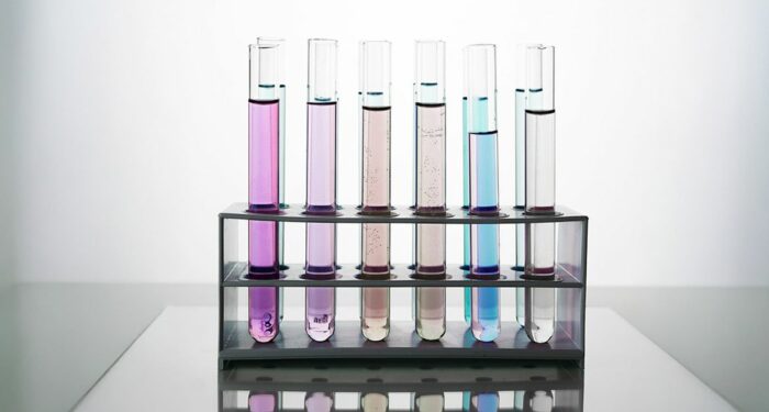 O Conselho Federal de Química alerta que testes caseiros em bebidas suspeitas de conter metanol podem causar intoxicação. Denúncias devem ser feitas em canais oficiais como Procon, vigilâncias sanitárias e Polícia Civil.