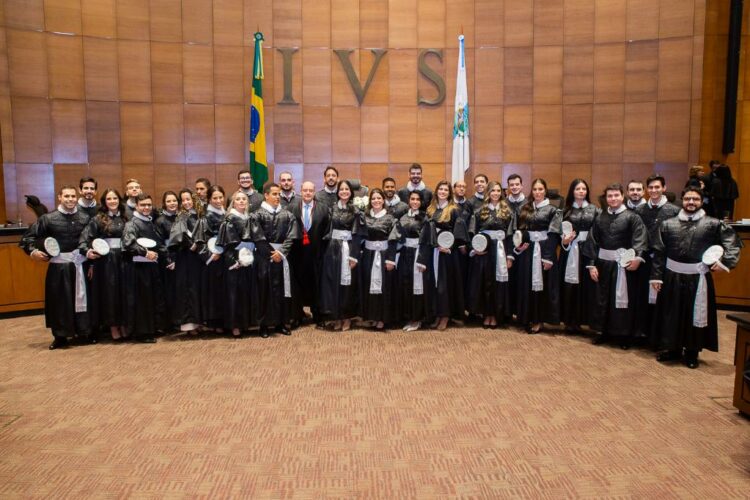 ribunal de Justiça do Rio de Janeiro dá posse a 30 juízes substitutos aprovados no 50º concurso da magistratura. Cerimônia contou com a presença do procurador-geral de Justiça e discursos sobre ética e eficiência no Judiciário.