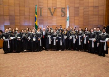 ribunal de Justiça do Rio de Janeiro dá posse a 30 juízes substitutos aprovados no 50º concurso da magistratura. Cerimônia contou com a presença do procurador-geral de Justiça e discursos sobre ética e eficiência no Judiciário.
