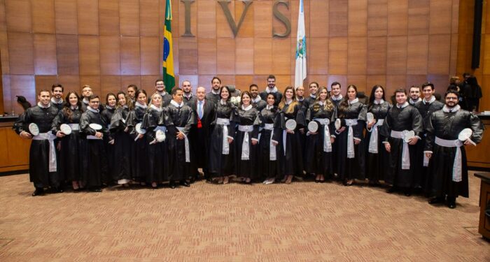 ribunal de Justiça do Rio de Janeiro dá posse a 30 juízes substitutos aprovados no 50º concurso da magistratura. Cerimônia contou com a presença do procurador-geral de Justiça e discursos sobre ética e eficiência no Judiciário.