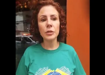 STF condenou Carla Zambelli a 10 anos; fim da licença a coloca em risco de cassação no Congresso