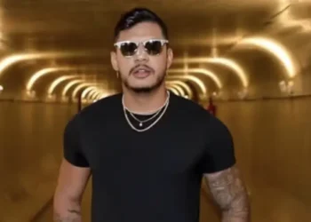 O rapper Hungria, internado em Brasília após suspeita de intoxicação por metanol, apresenta evolução positiva e permanece em cuidados intensivos. Autoridades alertam para risco de bebidas adulteradas.