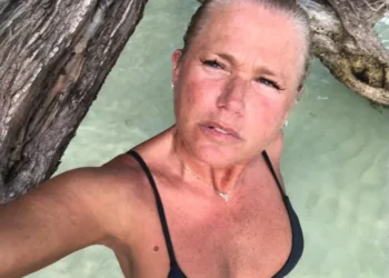 Xuxa Meneghel reagiu às críticas sobre sua aparência e afirmou que o envelhecimento é um processo natural. A apresentadora destacou a necessidade de respeitar o tempo e romper com a pressão estética.