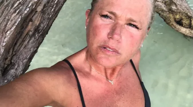Xuxa Meneghel reagiu às críticas sobre sua aparência e afirmou que o envelhecimento é um processo natural. A apresentadora destacou a necessidade de respeitar o tempo e romper com a pressão estética.