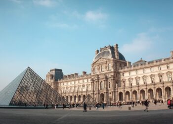 Polícia francesa apura roubo de nove artefatos da Galeria de Apolo no Louvre, um dos principais pontos turísticos do mundo.