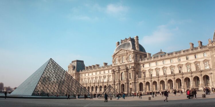 Polícia francesa apura roubo de nove artefatos da Galeria de Apolo no Louvre, um dos principais pontos turísticos do mundo.