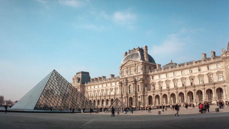 Polícia francesa apura roubo de nove artefatos da Galeria de Apolo no Louvre, um dos principais pontos turísticos do mundo.