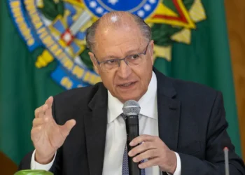 EUA reduzem tarifas sobre produtos brasileiros e Alckmin destaca avanço nas negociações.