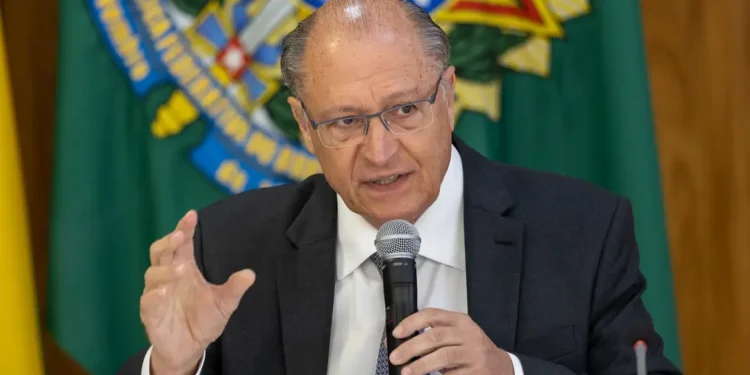 EUA reduzem tarifas sobre produtos brasileiros e Alckmin destaca avanço nas negociações.