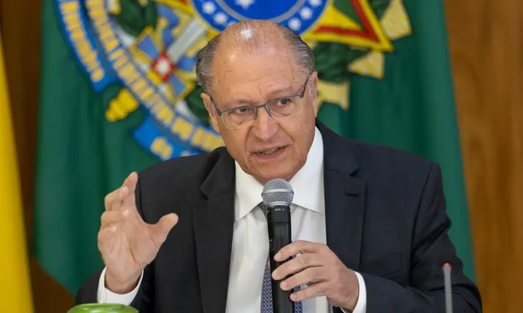 EUA reduzem tarifas sobre produtos brasileiros e Alckmin destaca avanço nas negociações.