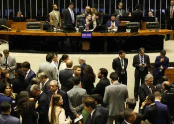 Câmara aprova projeto que dificulta abortos legais em meninas vítimas de estupro; Ministério das Mulheres critica retrocesso.