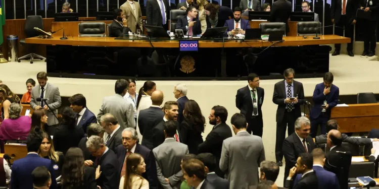 Câmara aprova projeto que dificulta abortos legais em meninas vítimas de estupro; Ministério das Mulheres critica retrocesso.