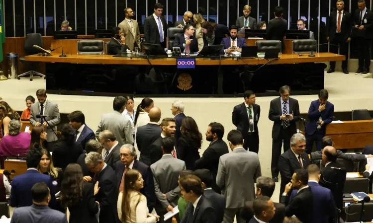 Câmara aprova projeto que dificulta abortos legais em meninas vítimas de estupro; Ministério das Mulheres critica retrocesso.