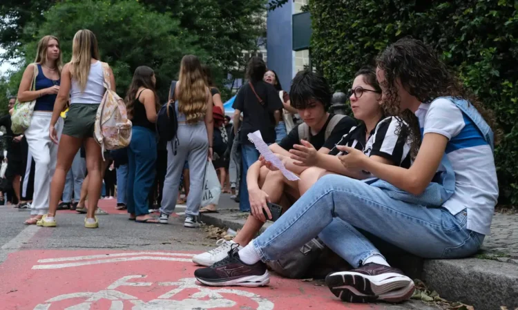 Gabarito oficial do Enem 2025 será divulgado na quinta (13), anuncia o Inep.