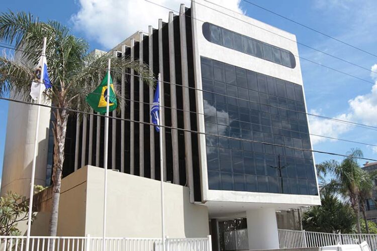 Macaé atualiza tabelas salariais dos níveis Fundamental I e II, corrigindo distorções antigas e beneficiando quase dois mil servidores.