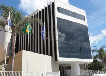 Macaé atualiza tabelas salariais dos níveis Fundamental I e II, corrigindo distorções antigas e beneficiando quase dois mil servidores.