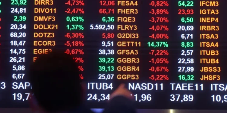 Mercado financeiro reage ao avanço sobre o fim do shutdown americano; dólar fecha em queda.