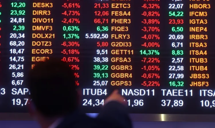 Mercado financeiro reage ao avanço sobre o fim do shutdown americano; dólar fecha em queda.