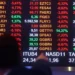 Mercado financeiro reage ao avanço sobre o fim do shutdown americano; dólar fecha em queda.