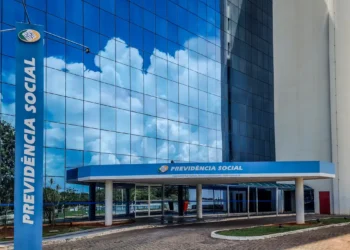Pagamentos do INSS em fevereiro já incluem o reajuste anual dos benefícios. Veja quem recebe, como ficam os valores e o novo teto da Previdência.