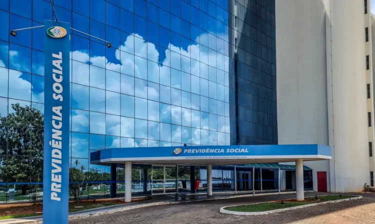 Pagamentos do INSS em fevereiro já incluem o reajuste anual dos benefícios. Veja quem recebe, como ficam os valores e o novo teto da Previdência.