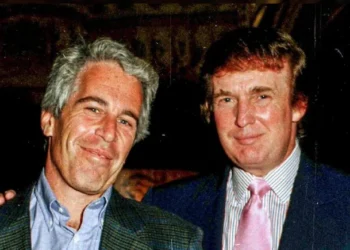 E-mails divulgados pela Câmara dos EUA mostram Jeffrey Epstein mencionando Donald Trump e afirmando que ele “sabia das garotas”.