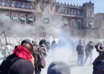 Polícia usa gás lacrimogêneo para dispersar jovens que tentaram romper barreiras no Palácio Nacional.