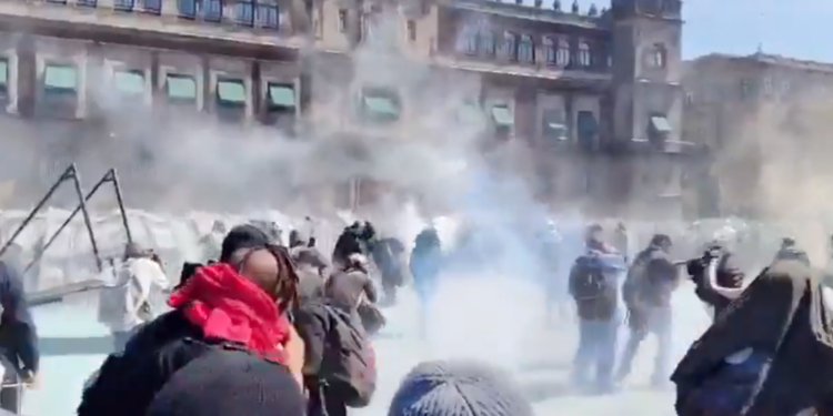 Polícia usa gás lacrimogêneo para dispersar jovens que tentaram romper barreiras no Palácio Nacional.