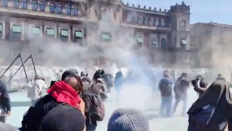 Polícia usa gás lacrimogêneo para dispersar jovens que tentaram romper barreiras no Palácio Nacional.