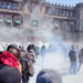Polícia usa gás lacrimogêneo para dispersar jovens que tentaram romper barreiras no Palácio Nacional.