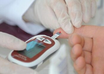 Por que o diabetes tipo 1 evolui mais rápido em crianças? Estudo identifica mecanismo-chave.