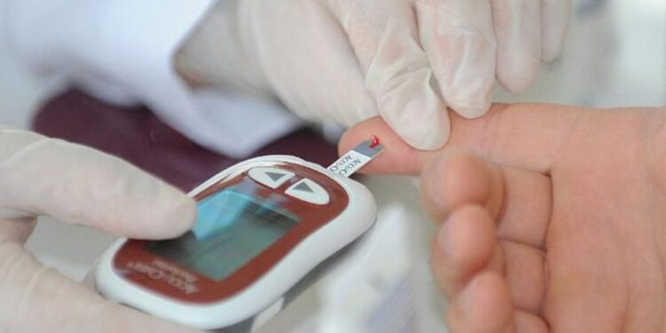 Por que o diabetes tipo 1 evolui mais rápido em crianças? Estudo identifica mecanismo-chave.