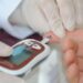 Por que o diabetes tipo 1 evolui mais rápido em crianças? Estudo identifica mecanismo-chave.