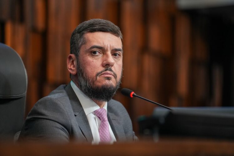 Alerj aprova proposta que assegura vencimentos integrais a familiares de policiais militares mortos em serviço.