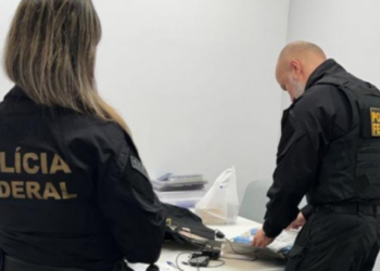 Chefe da Polícia Civil do Espírito Santo é alvo de denúncia na PF por suspeita de coação e obstrução de investigação. Entenda o caso.