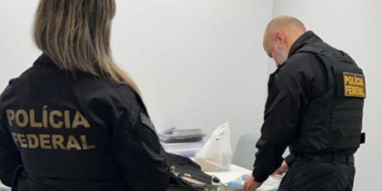 Chefe da Polícia Civil do Espírito Santo é alvo de denúncia na PF por suspeita de coação e obstrução de investigação. Entenda o caso.