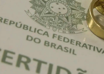 Censo 2022 do IBGE revela que 38,9% das uniões conjugais no Brasil são consensuais, superando os casamentos civis e religiosos. Tendência é mais forte entre jovens, pessoas de baixa renda e casais sem religião.