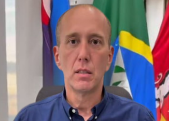 Prefeito de Sorocaba, Rodrigo Manga, é afastado por 180 dias durante a Operação Copia e Cola, que investiga suspeitas de fraudes em contratos de saúde; vice-prefeito Fernando Neto assume interinamente.
