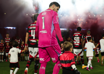 Flamengo goleia o Sport por 3 a 0 no Maracanã, chega a 64 pontos e se mantém firme na disputa pelo Brasileirão antes da final da Libertadores.