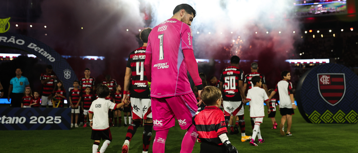 Flamengo goleia o Sport por 3 a 0 no Maracanã, chega a 64 pontos e se mantém firme na disputa pelo Brasileirão antes da final da Libertadores.