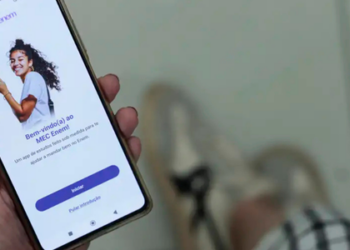 Estudantes podem usar o app MEC Enem – Simuladão do Enem para revisar conteúdos, acessar simulados e organizar planos de estudo antes do segundo dia do Enem 2025, marcado para domingo, 16.