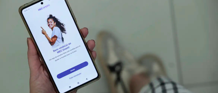 Estudantes podem usar o app MEC Enem – Simuladão do Enem para revisar conteúdos, acessar simulados e organizar planos de estudo antes do segundo dia do Enem 2025, marcado para domingo, 16.